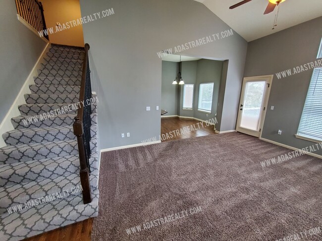 Building Photo - Beautiful and Spacious Olathe Townhome-Ava...