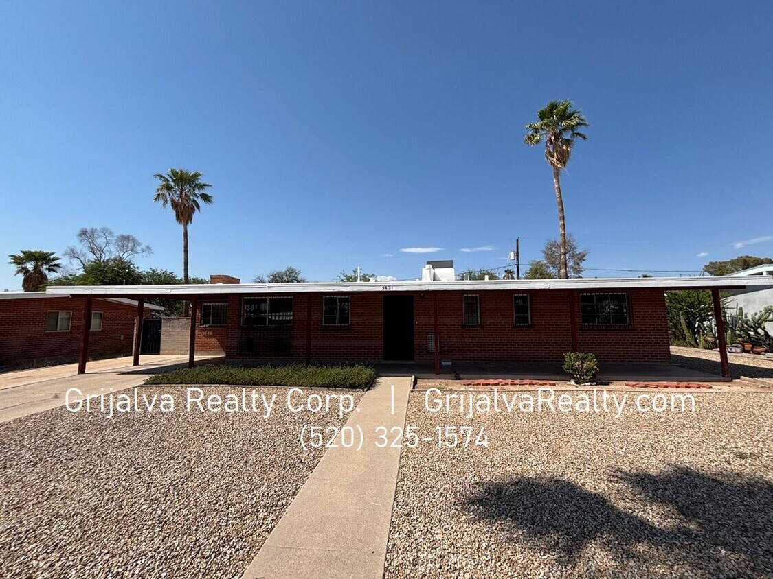 Foto principal - Beautiful 4 Bedroom 3 Bath Brick House for...