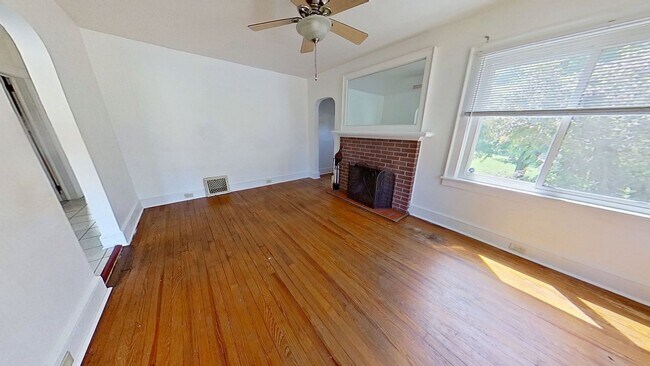 Building Photo - Cottage *Move in Special*