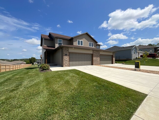 Building Photo - Beautiful Brand New Duplex - Ozark Schools!