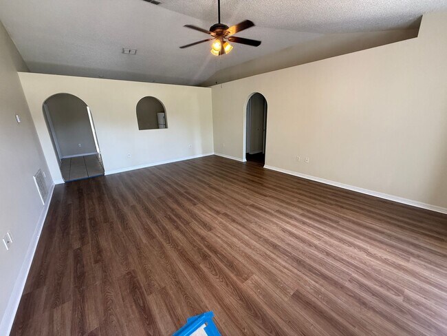 Foto del edificio - DELTONA: 3 bed/2 bath, Single Family Home
