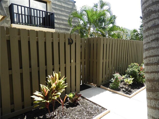 Building Photo - 575 N Tropic Ln