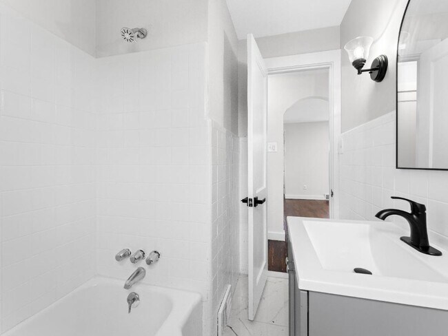 Foto del edificio - Beautifully Renovated 3-Bedroom, 1.5-Bath Home with Modern Kitchen & Driveway Parking in Mt. Ephr...