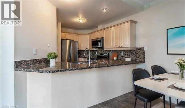 Building Photo - 135 James St S