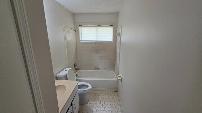 Building Photo - 613 McWhirter Ave