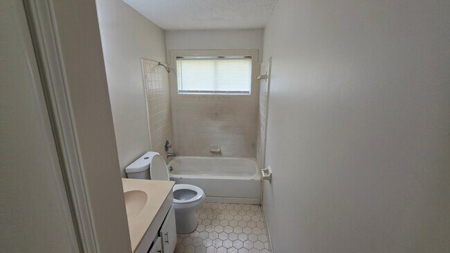 Foto del edificio - 613 McWhirter Ave