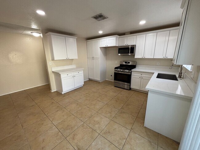 Foto del edificio - Beautiful Home By UCR