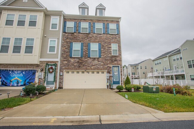 Building Photo - Luxurious 3 BR/2 Full BA & 2 Half BA EOG T...