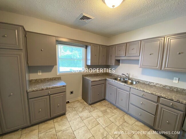 Building Photo - 1258 Dogwood Dr