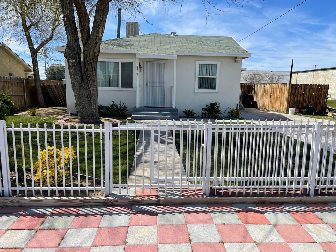 Primary Photo - 2965 Desert St