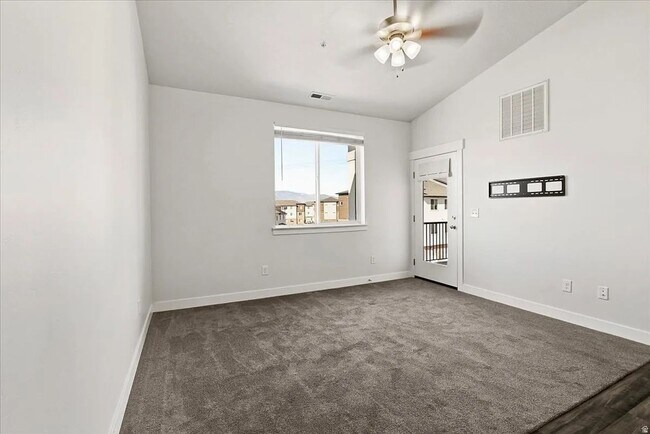 Building Photo - $500 OFF First Month's Rent - Spacious Condo In Vineyard