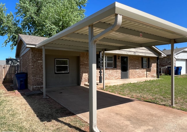 Building Photo - 722 S Meadow Ln