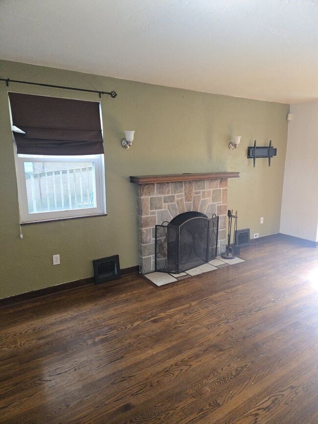 Building Photo - Welcome to this charming 3-bedroom, 1-bath...