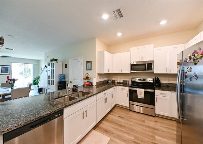 Building Photo - 736 Royal Empress Dr