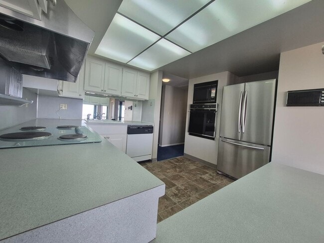 Building Photo - Move in Special 1/2 Off First Month! Amazing Views! 2 Bedroom Condo for Rent in the Fairhaven Nei...