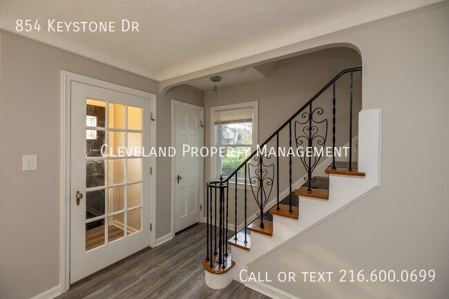 Building Photo - Cleveland Hts Brick Colonial