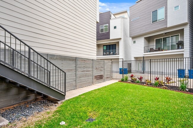 Building Photo - 2106 Dennis St