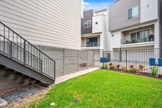 Building Photo - 2106 Dennis St