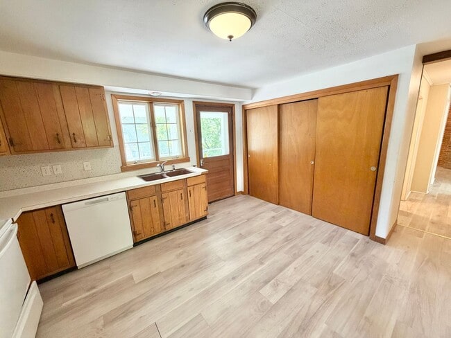 Photo - 3 Bedroom Apartment Superior South End Location Burlington Available 7/1! OFF STREET PARKING + LA...