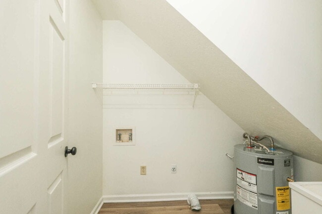 Building Photo - Beautiful 2 Bedroom, 1 Bath Townhome – Bra...