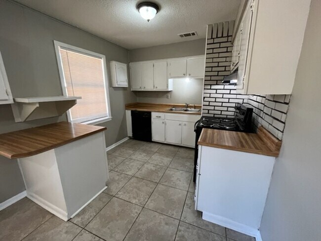 Building Photo - Renovated 4 Bedroom Bath home for Rent!