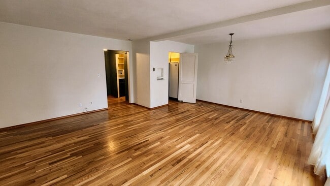 Sala/comedor frente a la cocina. - 6821 NE Broadway