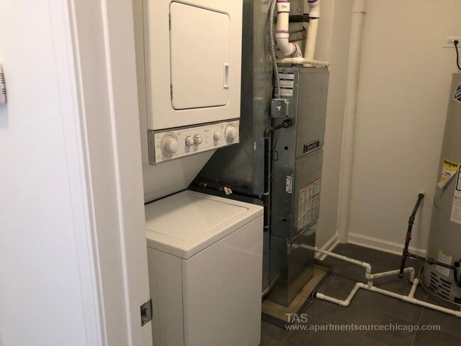 Building Photo - Loft-style condo-quality 3 Bed/2 ba IN UNIT LAUNDRY