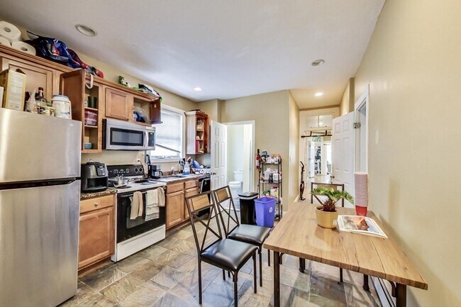 Foto del edificio - Affordable 4-Bed Apartment Near Northeaste...