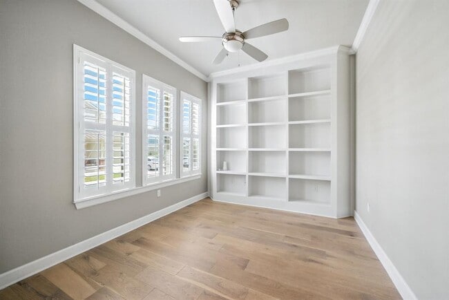 Foto del edificio - 5820 Harper Park Dr