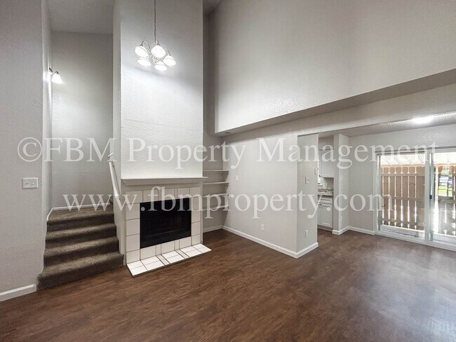 Foto del edificio - 614 Lost Springs Ct
