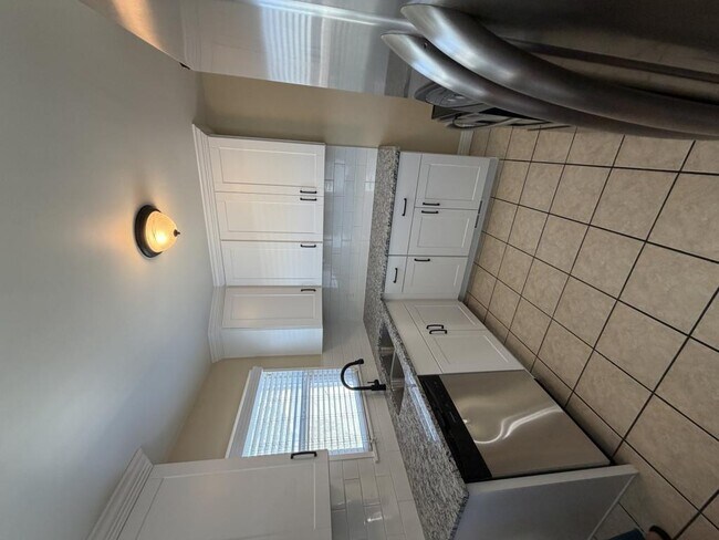 Foto del edificio - 721 Robins Ave