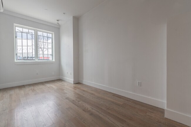 Foto del edificio - 1534 Putnam Ave