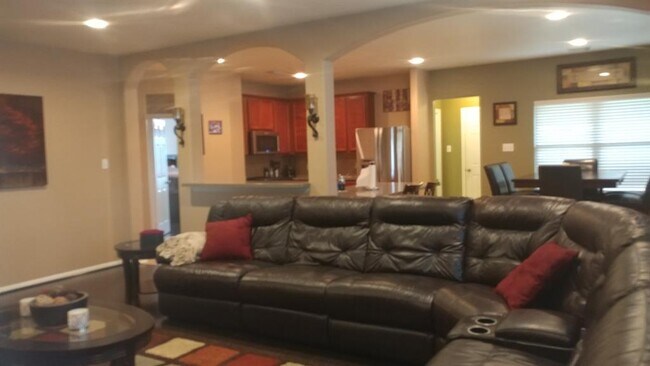 Foto del edificio - 2915 Linden Hill Ln