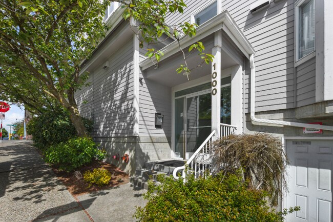 Building Photo - 1000 NE 88th St