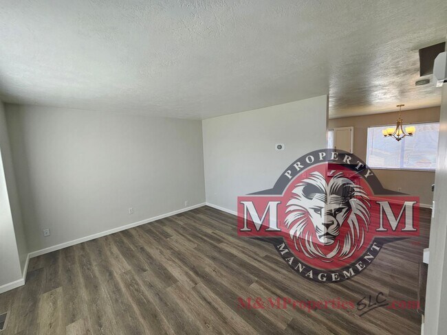 Foto del edificio - Newly Remodeled 4 Bd 3 Ba Home