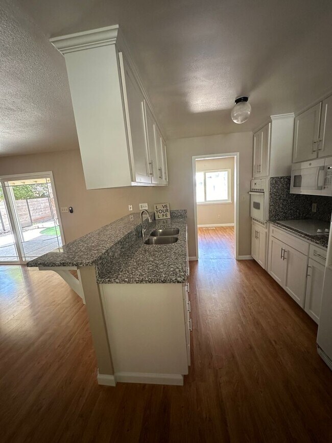 Building Photo - 3 Bedroom with Pool!