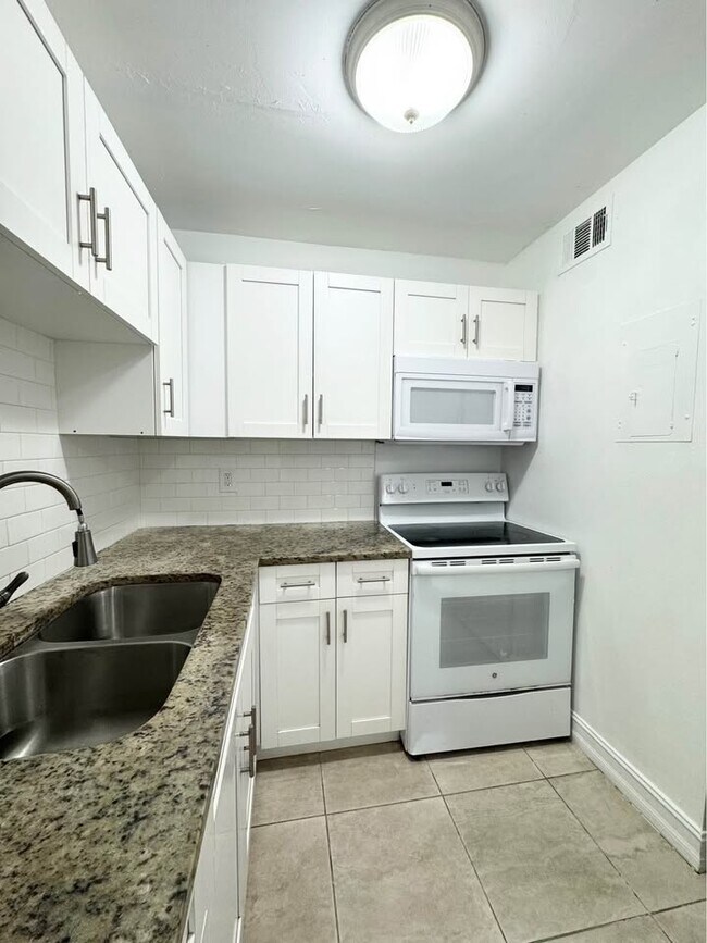 Building Photo - 1830 Maravilla Ave