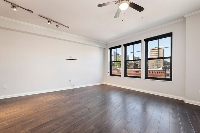 Building Photo - 115 Willow Ave