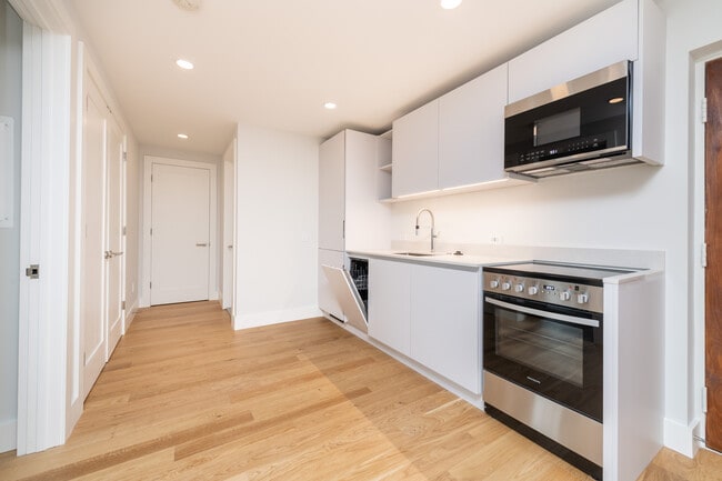 Building Photo - 170 Summer St