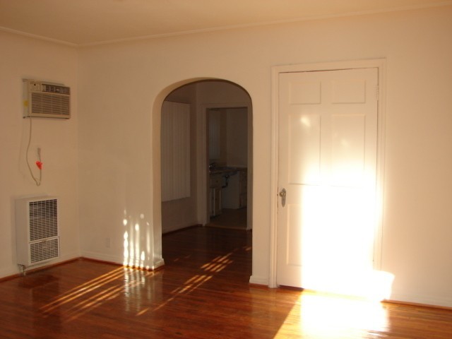 Building Photo - 5225 De Longpre Ave