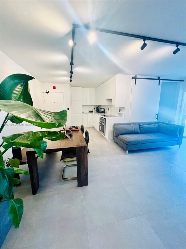 Building Photo - 240 Collins Ave