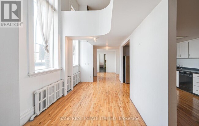Photo du bâtiment - MAIN N - 207A COWAN AVENUE