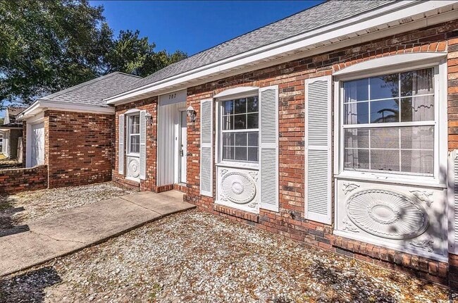 Foto del edificio - 707 Heron Ln