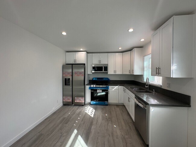 Foto del edificio - Stunning 3+2 ADU on a picturesque street i...