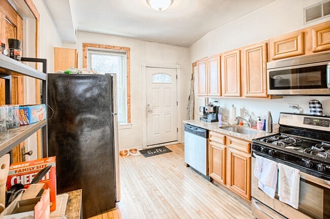 Foto del edificio - UK Village Huge and Sunny 1 Bedroom- Laundry- Deck & Shared Side Yard. Free FAST Internet Included.