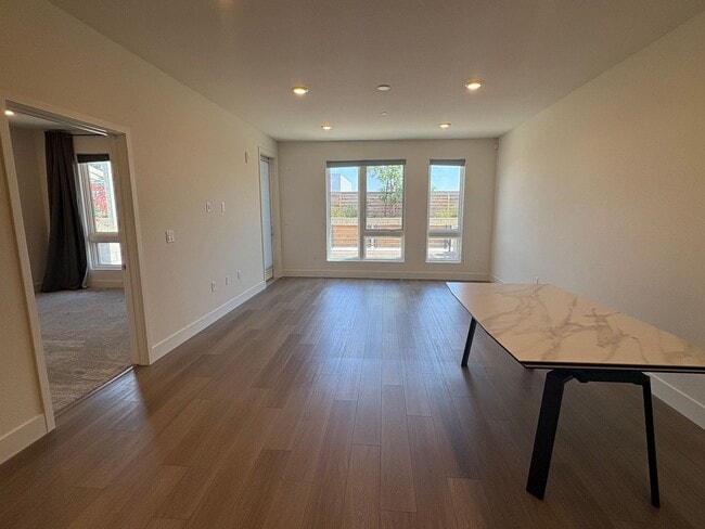 Building Photo - Executive 1 bedroom is seconds from Tesla & Warm Springs BART.