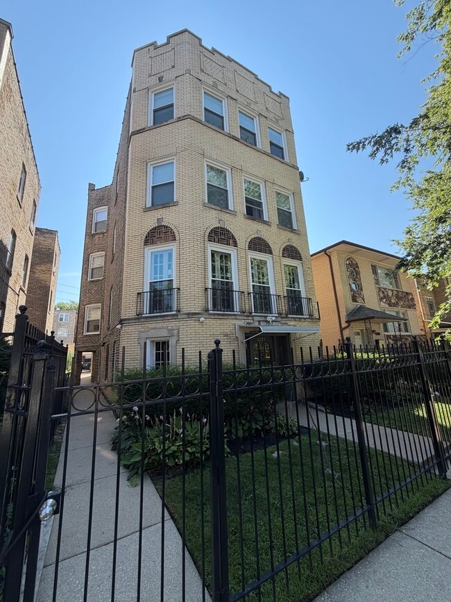 Building Photo - 6225 N Francisco Ave