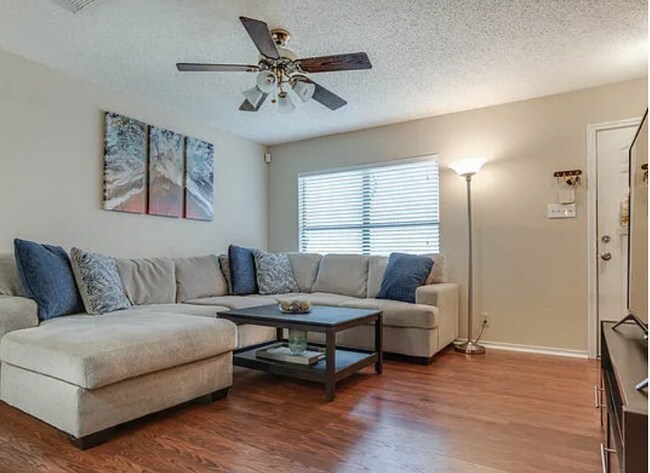 Sala de estar - 9410 Kenton Hl