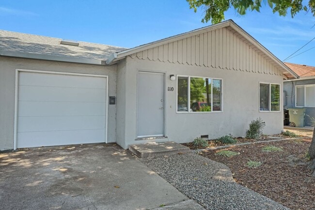 Building Photo - Charming 2 Bed 1 Bath Duplex Unit with Beautifully Landscaped Backyard