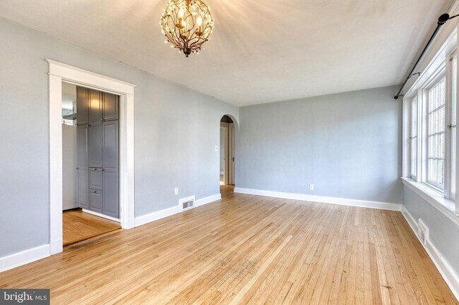 Building Photo - Live the true Annapolis lifestyle in this ...